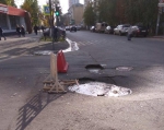 На восстановленной после ремонта теплотрассы улице образовались провалы