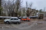 Десяток автомобилей помяла рухнувшая теплотрасса во дворе Саратова