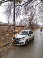 В Саратове "Гранта" въехала в опору теплотрассы на проезжей части