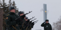 Вместе с саратовцами губернатор Роман Бусаргин возложил цветы к Вечному огню - SarVesti.Ru