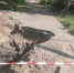 В Саратове возле девятиэтажки из-за коммунальной аварии провалился асфальт - ИА Взгляд-инфо