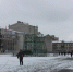 На Театральной площади начали восстанавливать сломанную ветром главную елку - Четвертая Власть