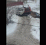 В заснеженном дворе Заводского района увяз мусоровоз (видео) - ИА Версия-Саратов