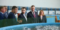 Губернатор Роман Бусаргин посетил форелевое хозяйство ООО «Салмон» в Марксе - Министерство сельского хозяйства